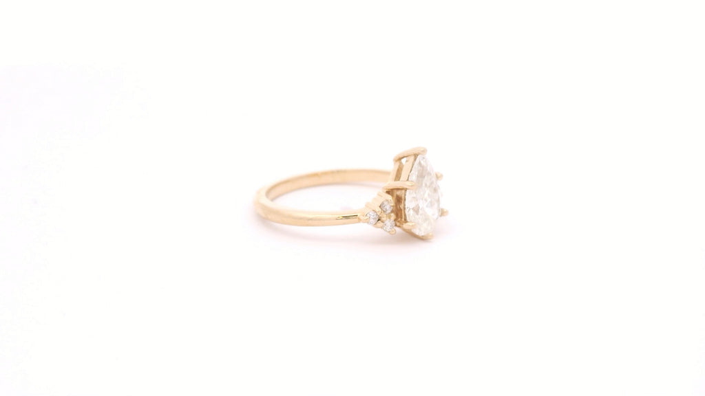 Anillo Pear 0.9 cts con Churumbela Oro Amarillo 14k