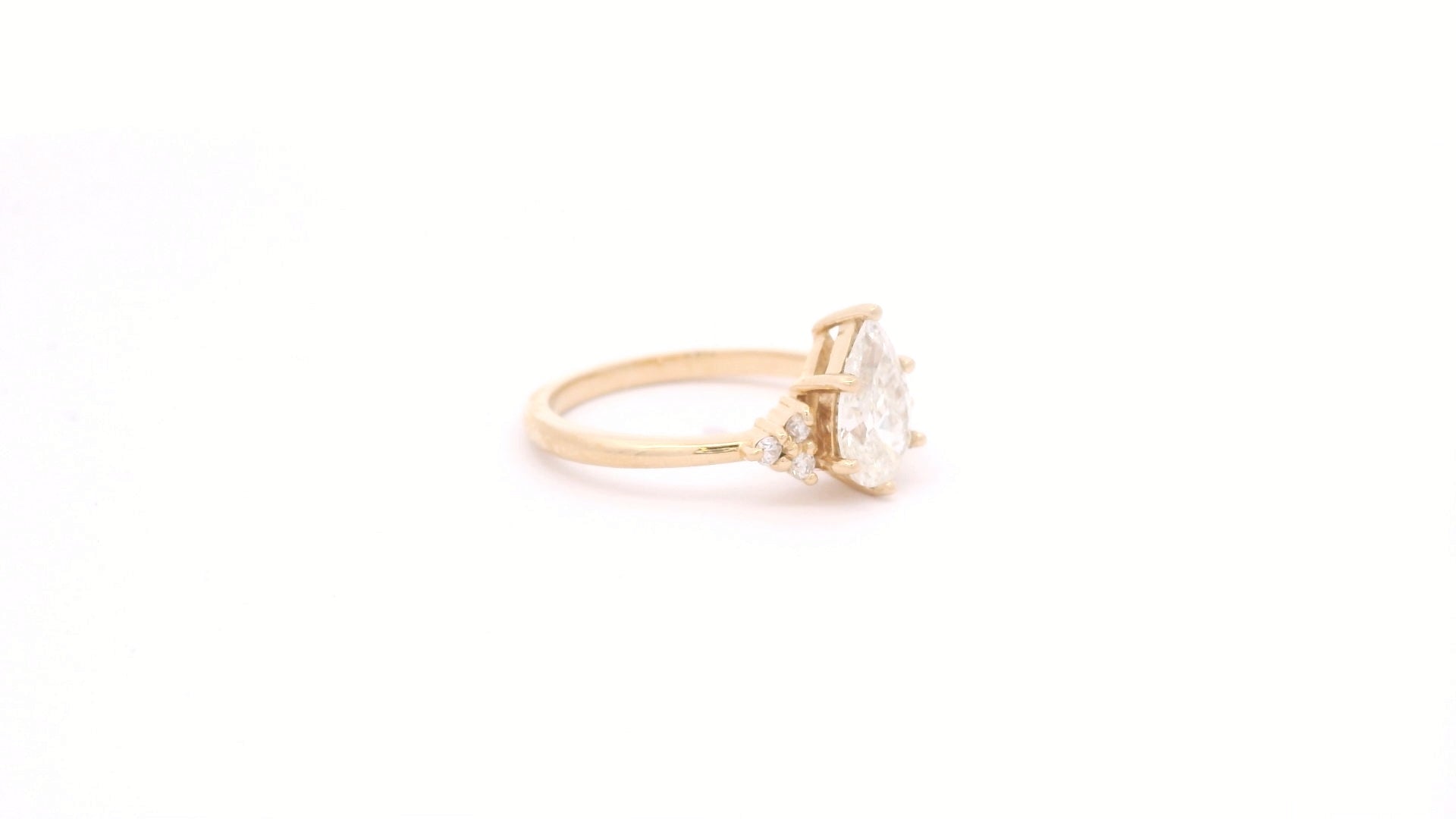 Anillo Pear 0.9 cts con Churumbela Oro Amarillo 14k