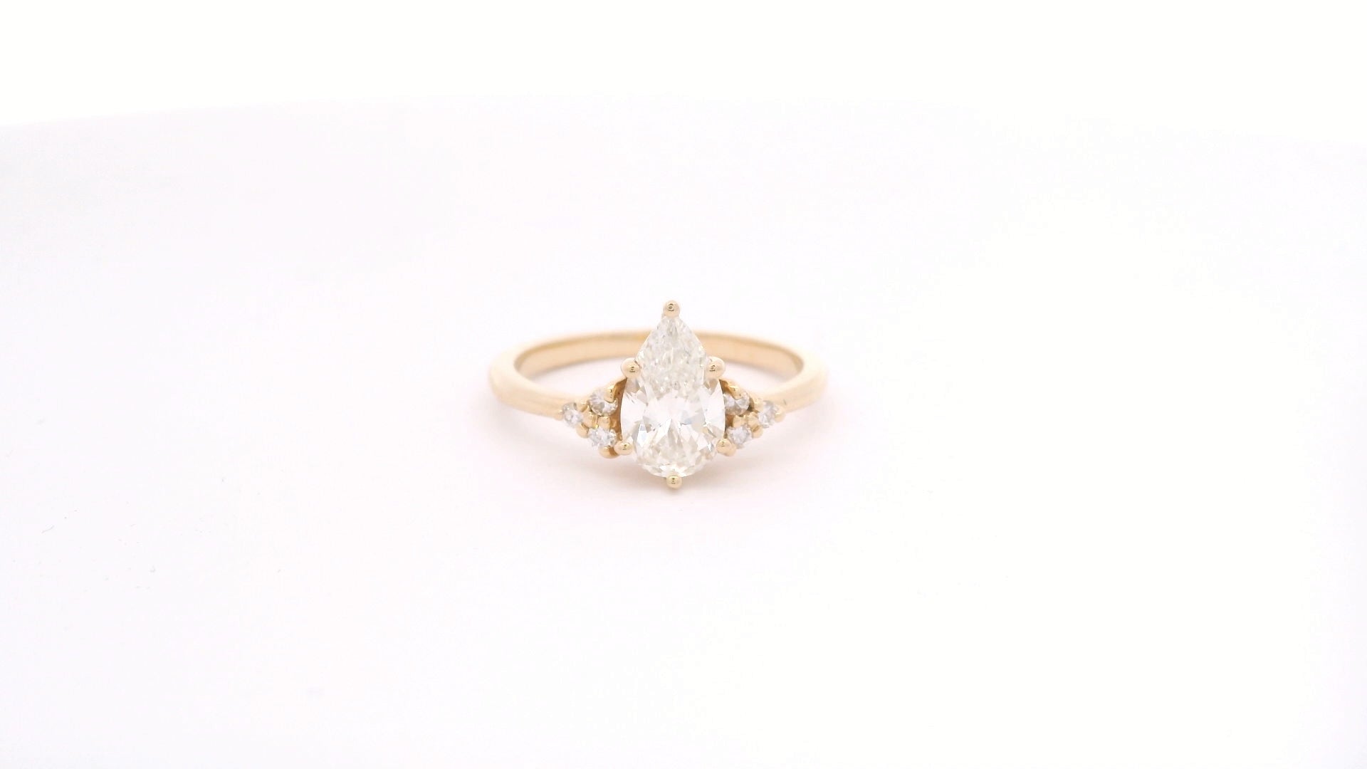 Anillo Pear 0.9 cts con Churumbela Oro Amarillo 14k