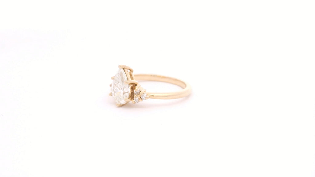 Anillo Pear 0.9 cts con Churumbela Oro Amarillo 14k