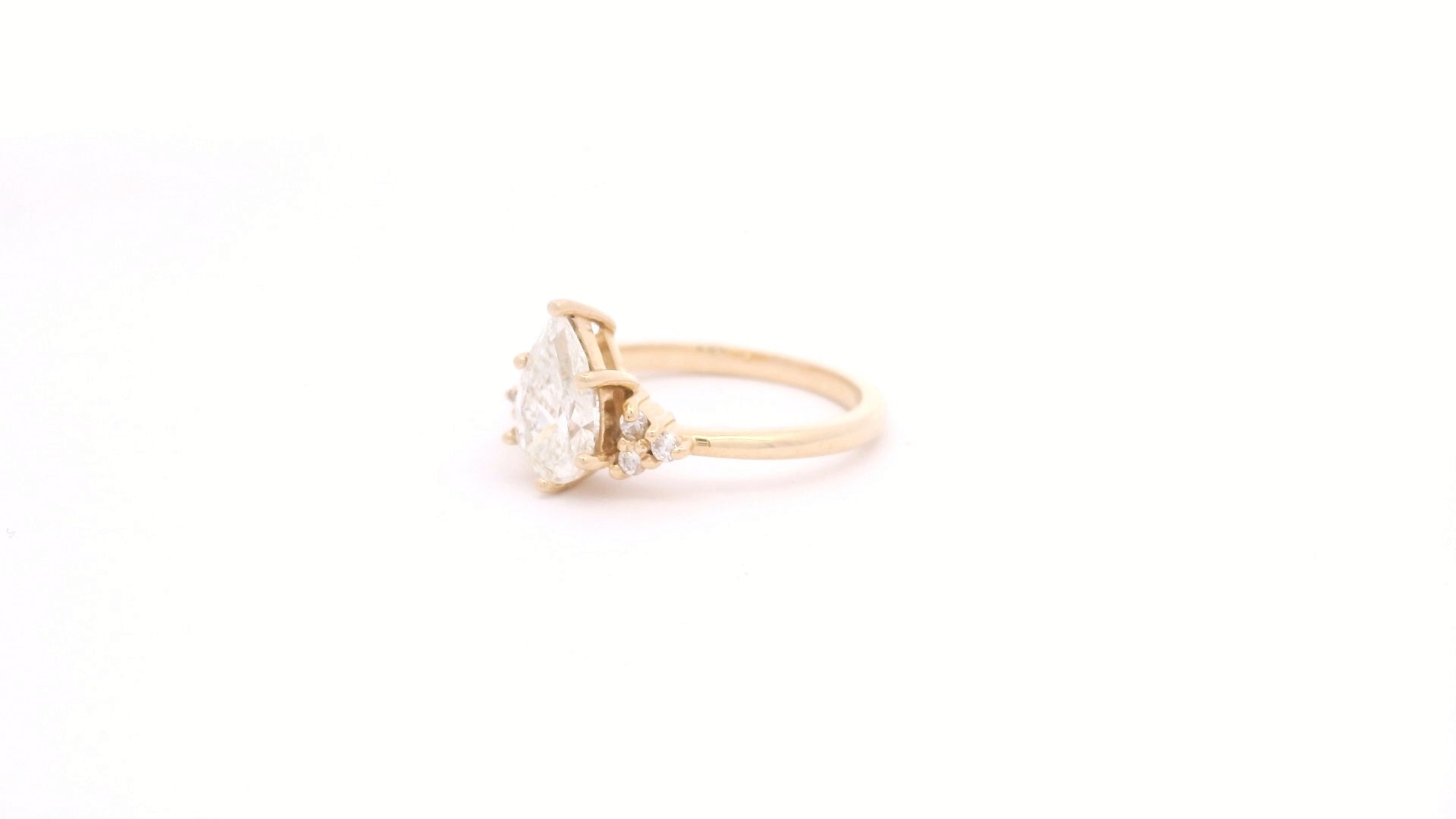 Anillo Pear 0.9 cts con Churumbela Oro Amarillo 14k