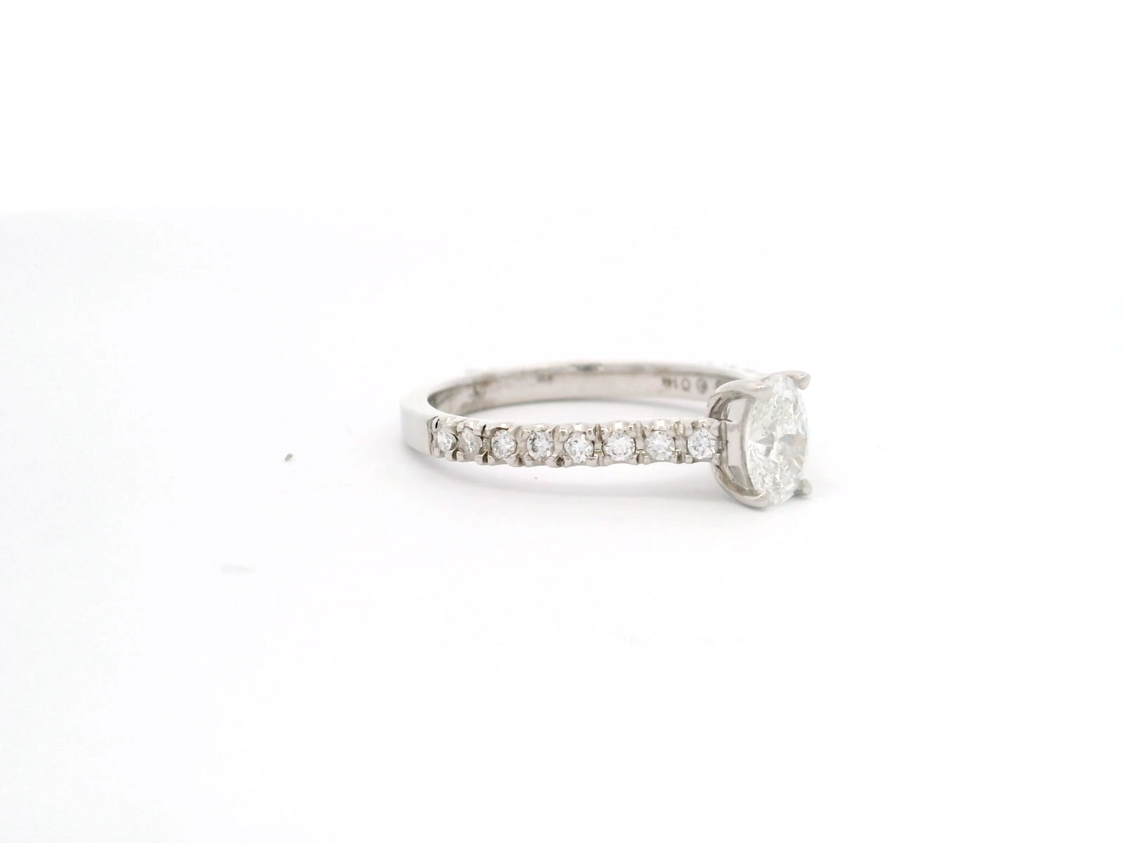 Anillo de Compromiso Diamante Oval y Churumbela