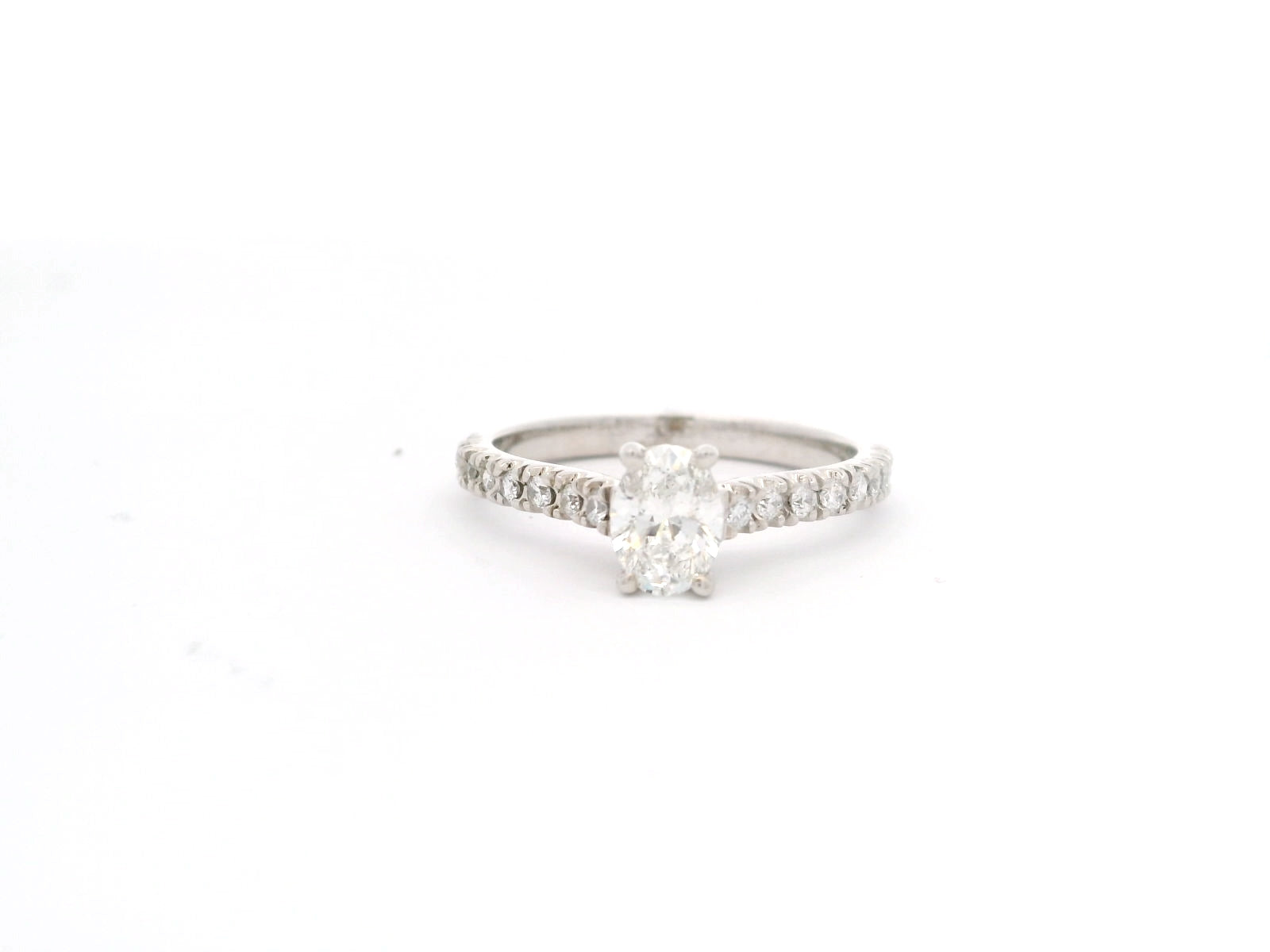 Anillo de Compromiso Diamante Oval y Churumbela