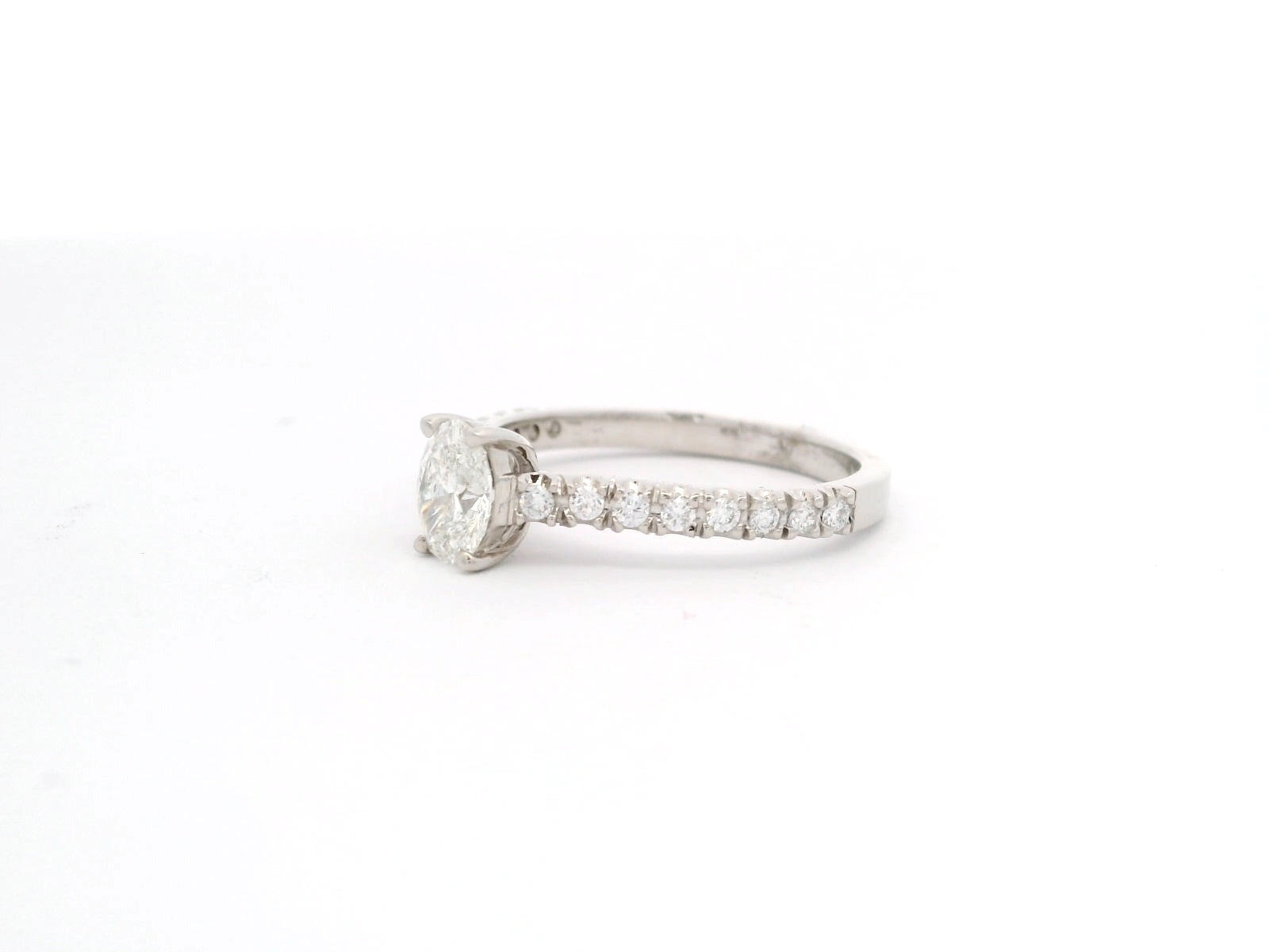 Anillo de Compromiso Diamante Oval y Churumbela