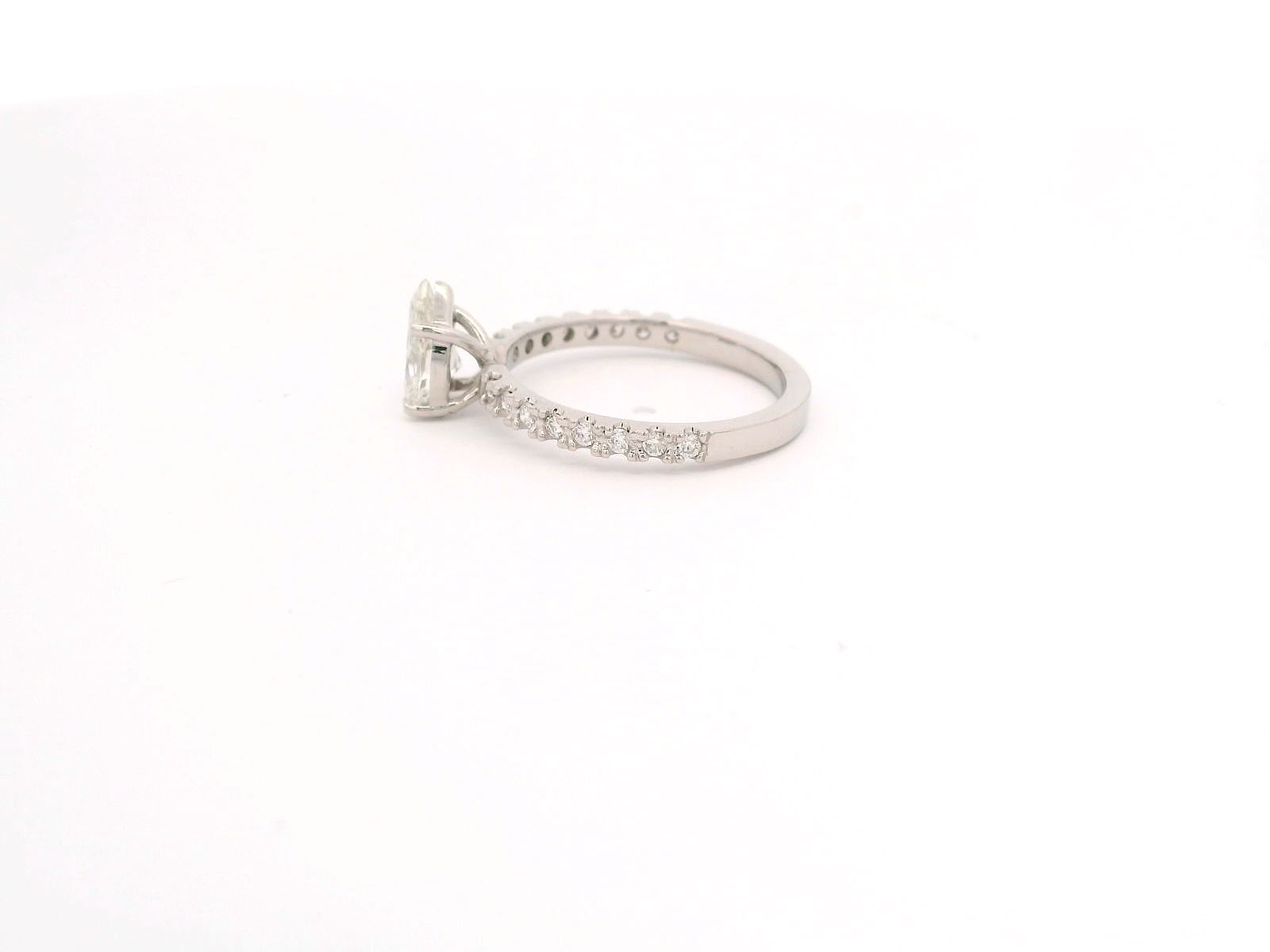 Anillo Pear 0.91 cts con Churumbela Oro Blanco 14k