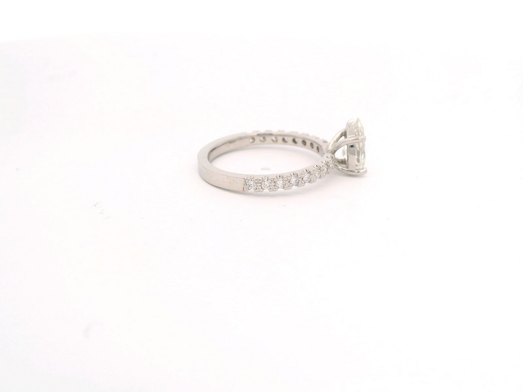 Anillo Pear 0.91 cts con Churumbela Oro Blanco 14k
