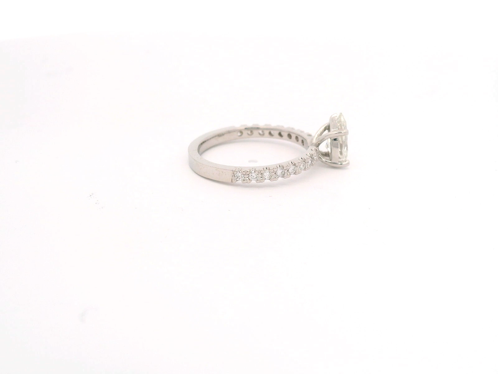 Anillo Pear 0.91 cts con Churumbela Oro Blanco 14k