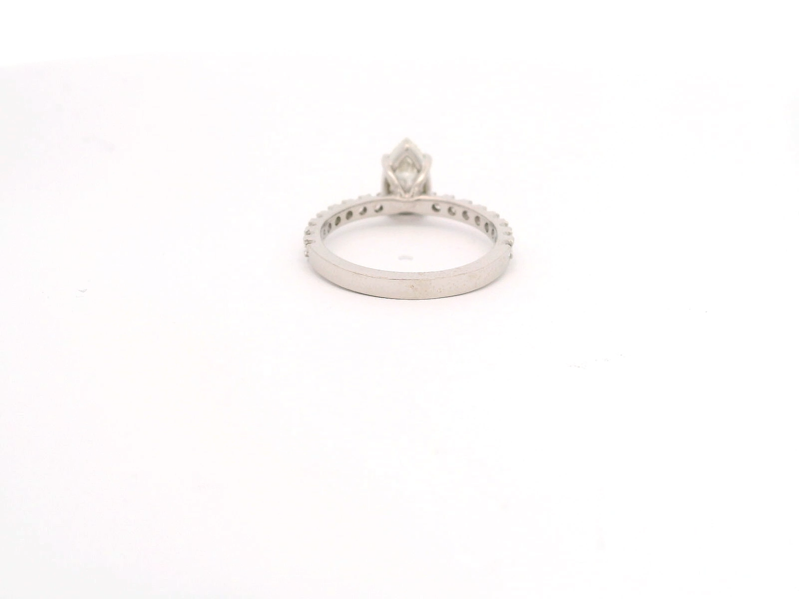 Anillo Pear 0.91 cts con Churumbela Oro Blanco 14k