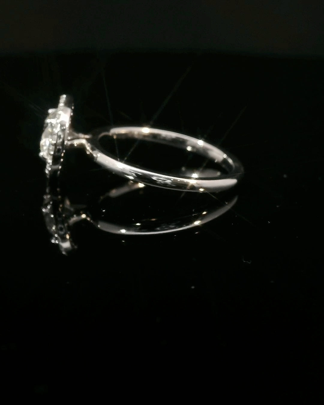 Anillo Brillante 0.92 cts Halo Oro Blanco 14k