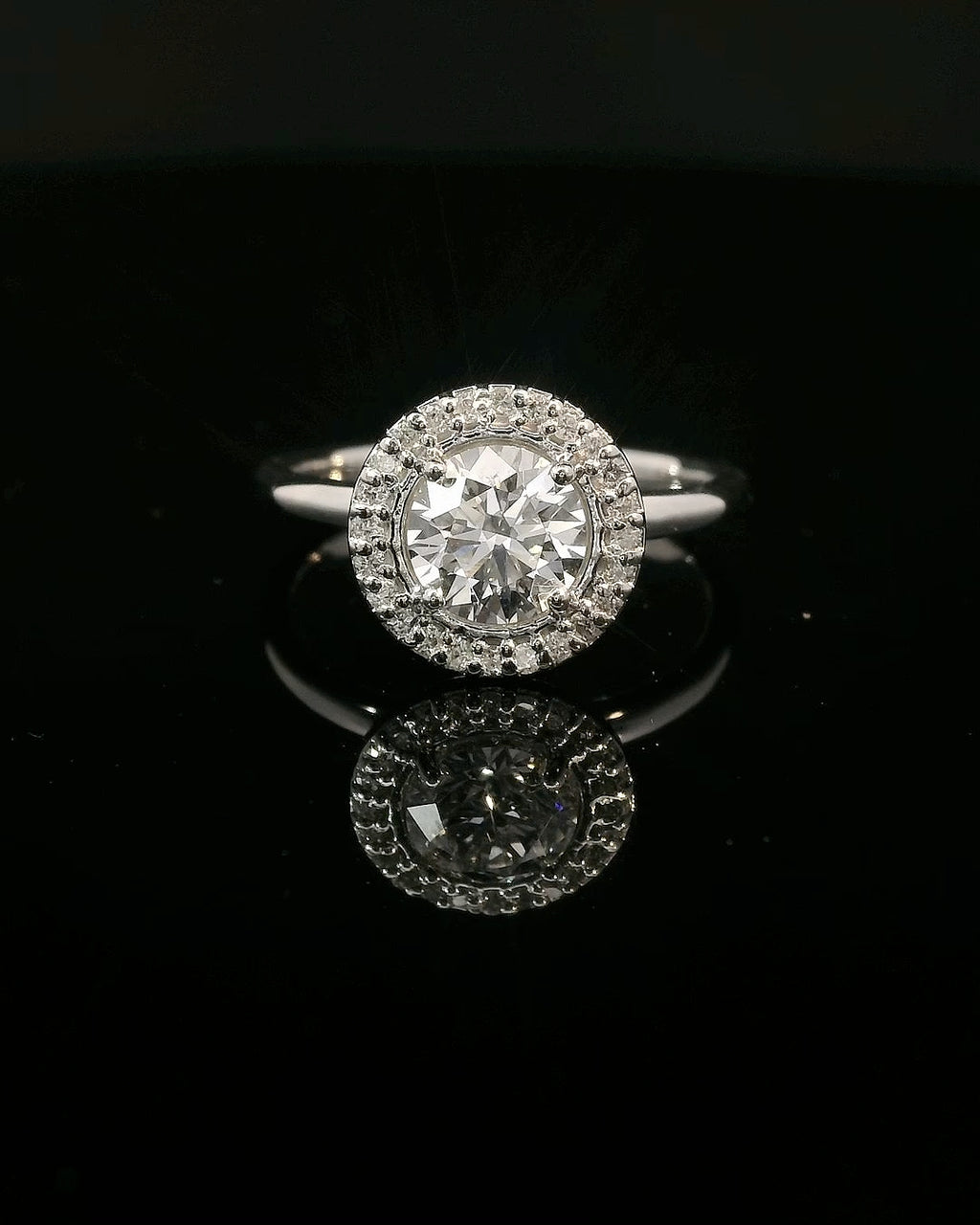 Anillo Brillante 0.92 cts Halo Oro Blanco 14k
