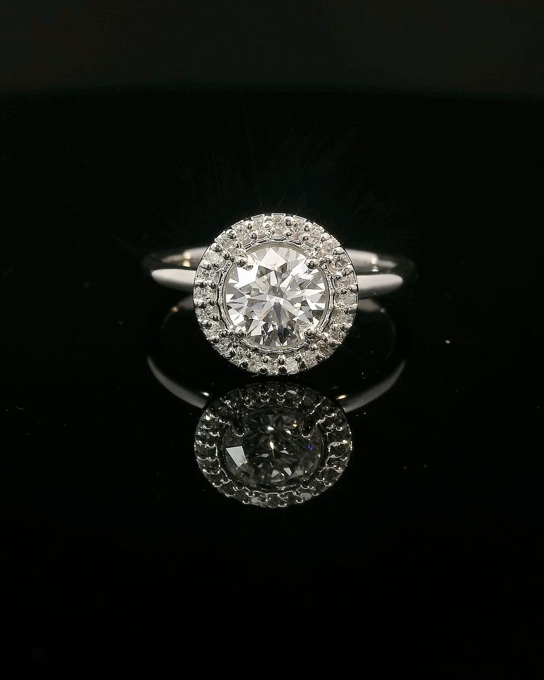 Anillo Brillante 0.92 cts Halo Oro Blanco 14k