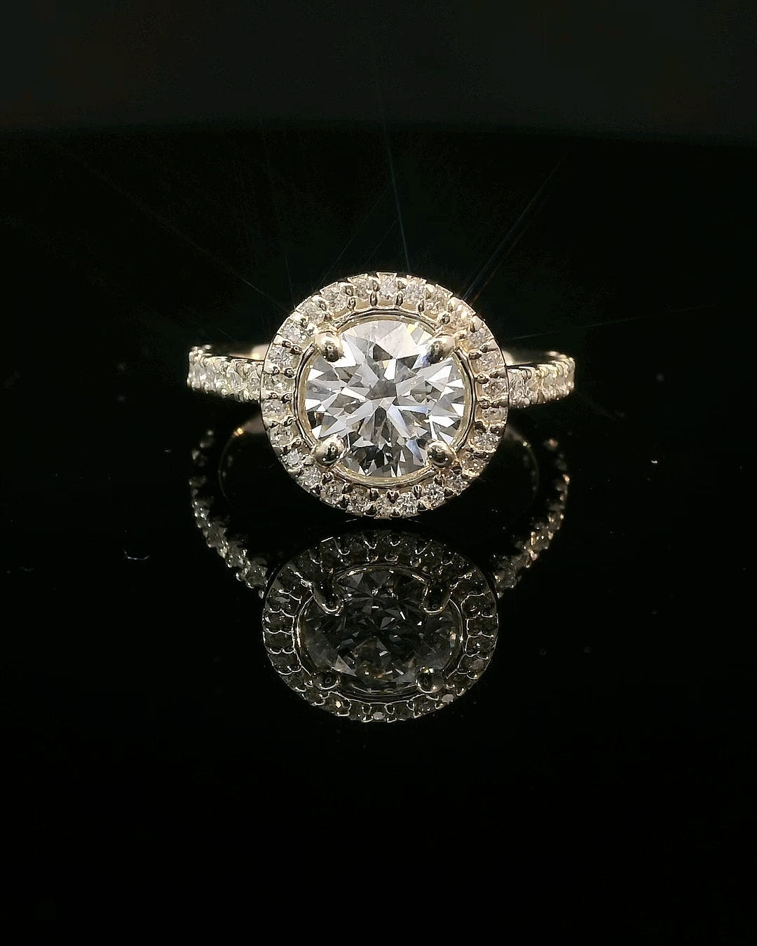 Anillo Brillante 1.37 cts Halo con Churumbela Oro Amarillo 14k