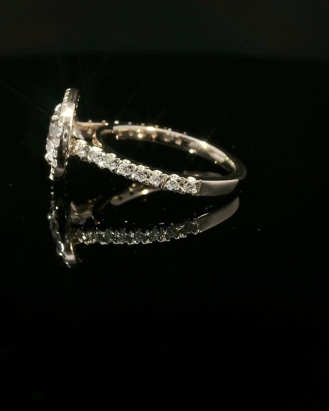 Anillo Brillante 1.37 cts Halo con Churumbela Oro Amarillo 14k