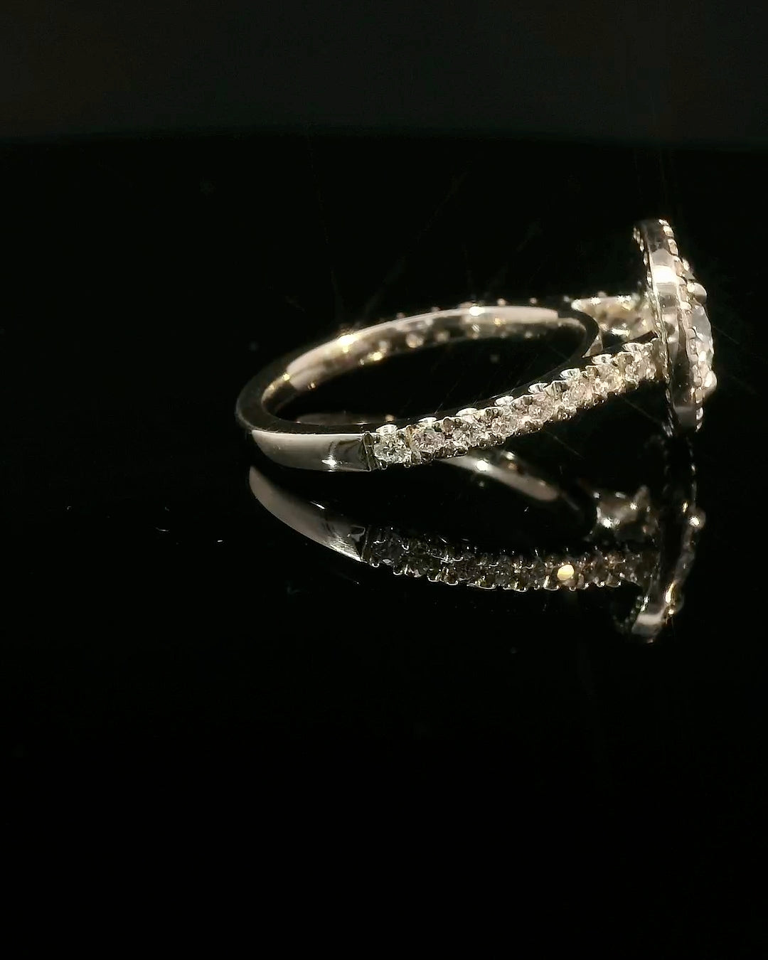 Anillo Brillante 1.37 cts Halo con Churumbela Oro Amarillo 14k