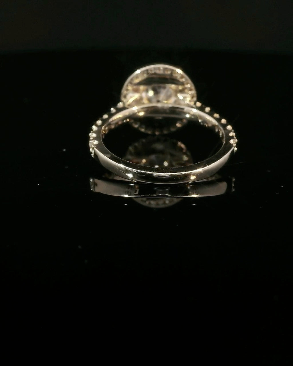 Anillo Brillante 1.37 cts Halo con Churumbela Oro Amarillo 14k