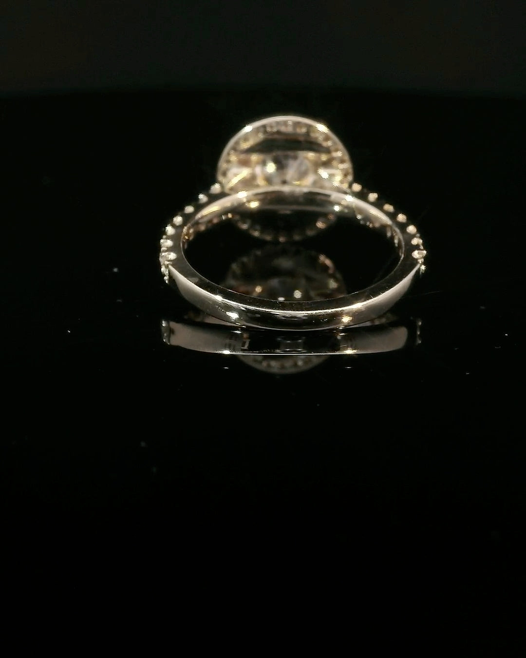 Anillo Brillante 1.37 cts Halo con Churumbela Oro Amarillo 14k