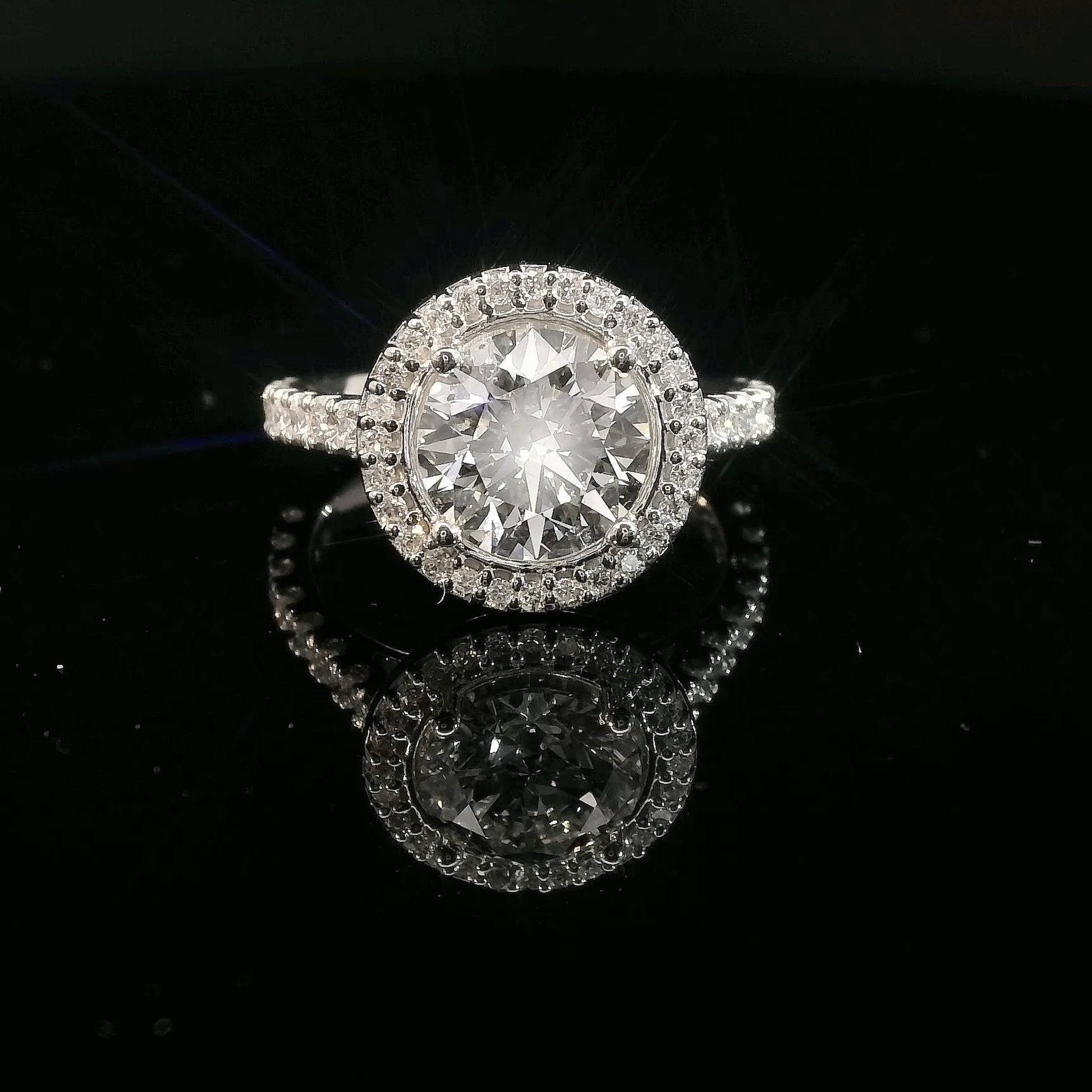 Anillo Brillante 2.13 cts Halo con Churumbela Oro Blanco 14k