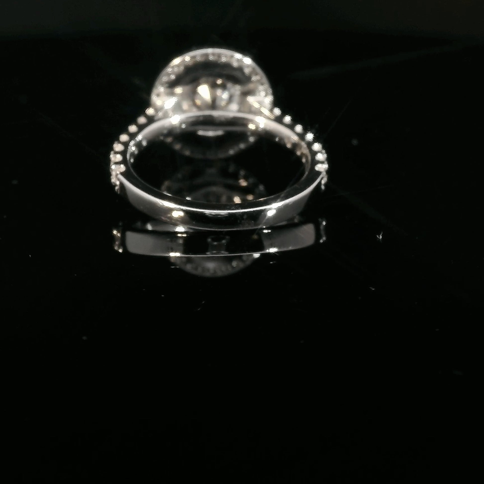 Anillo Brillante 2.13 cts Halo con Churumbela Oro Blanco 14k