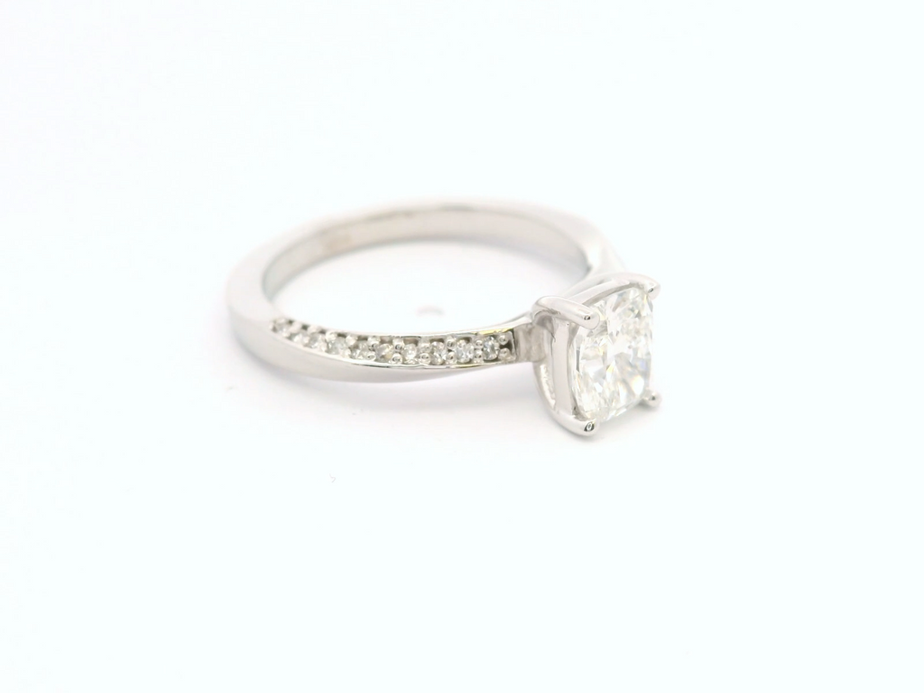Anillo Cushion 0.81 cts con Churumbela Oro Blanco 14k