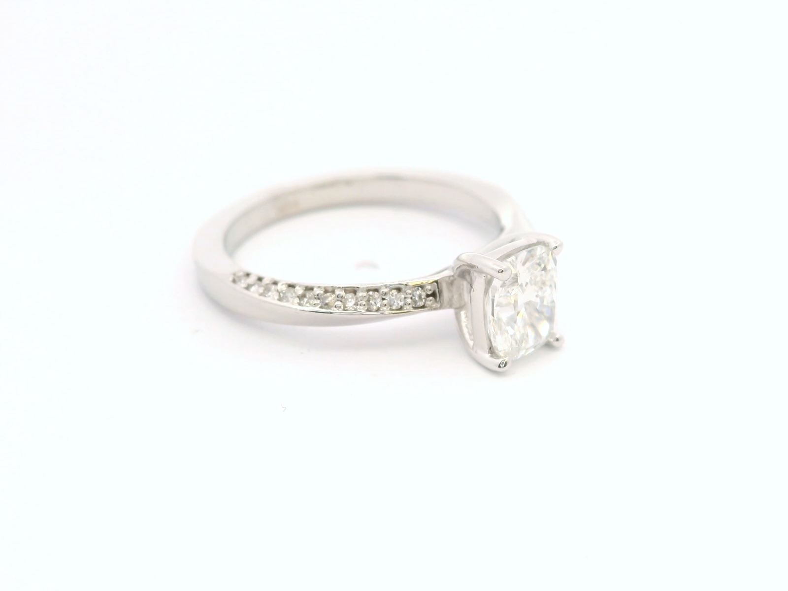 Anillo Cushion 0.81 cts con Churumbela Oro Blanco 14k
