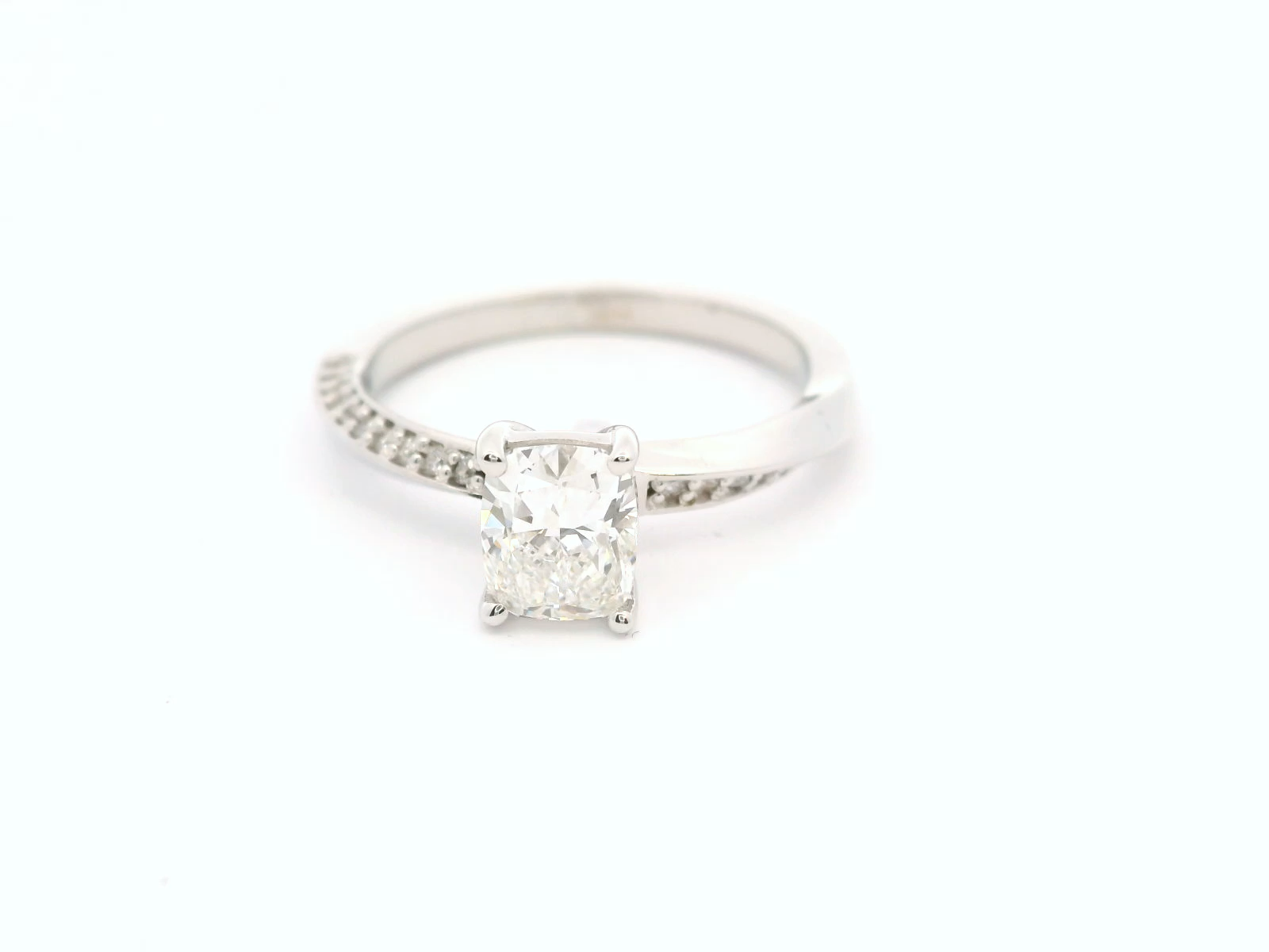 Anillo Cushion 0.81 cts con Churumbela Oro Blanco 14k