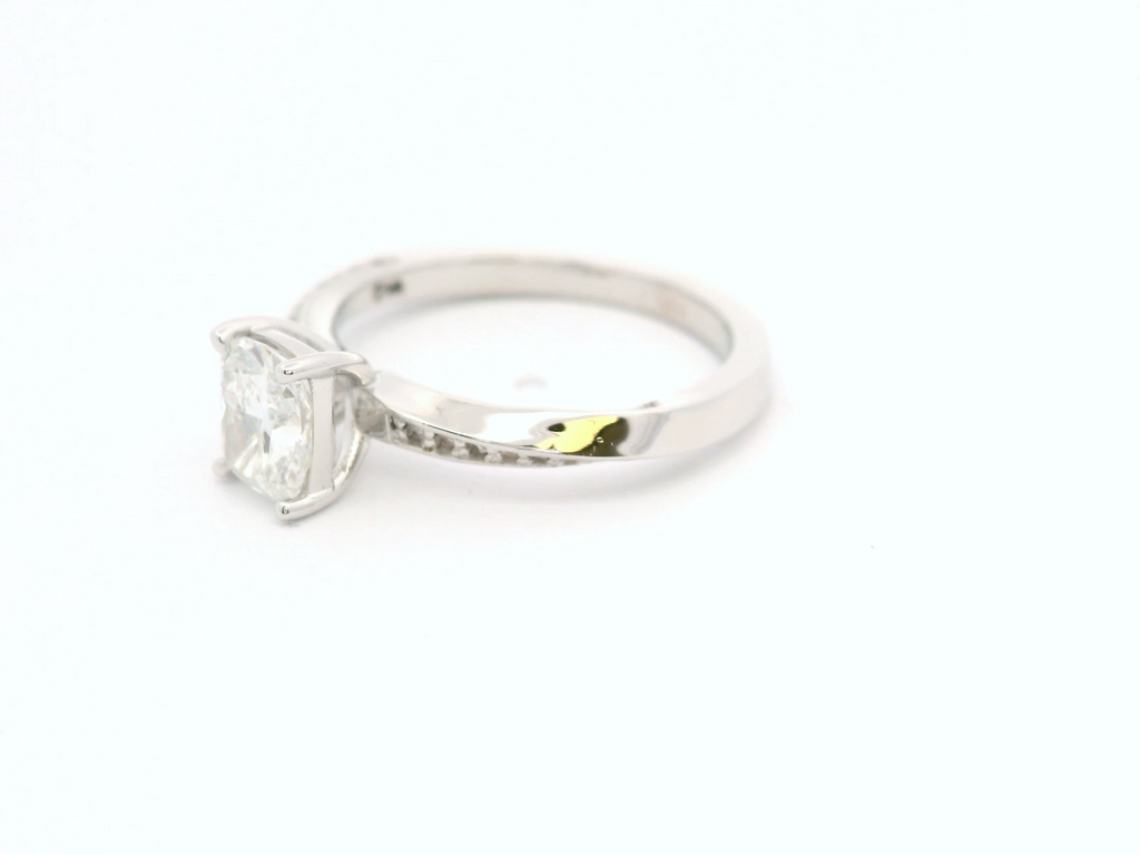 Anillo Cushion 0.81 cts con Churumbela Oro Blanco 14k