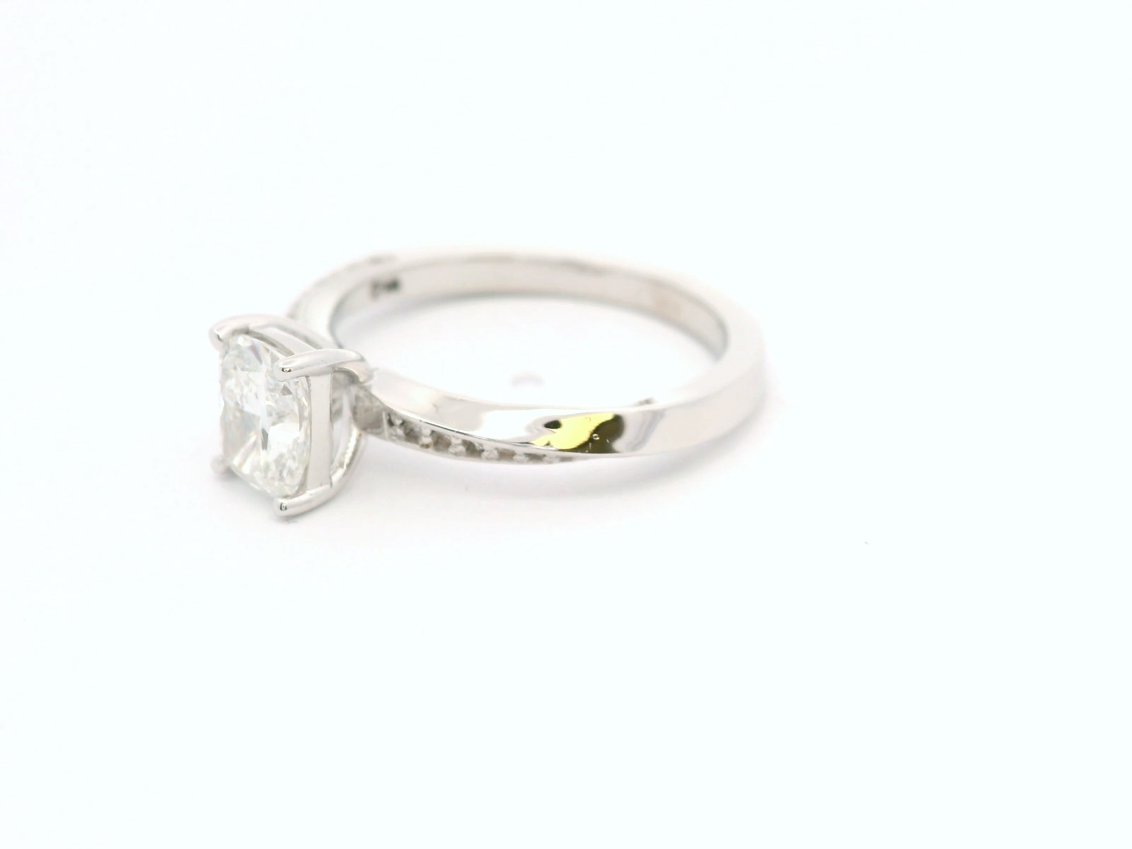 Anillo Cushion 0.81 cts con Churumbela Oro Blanco 14k