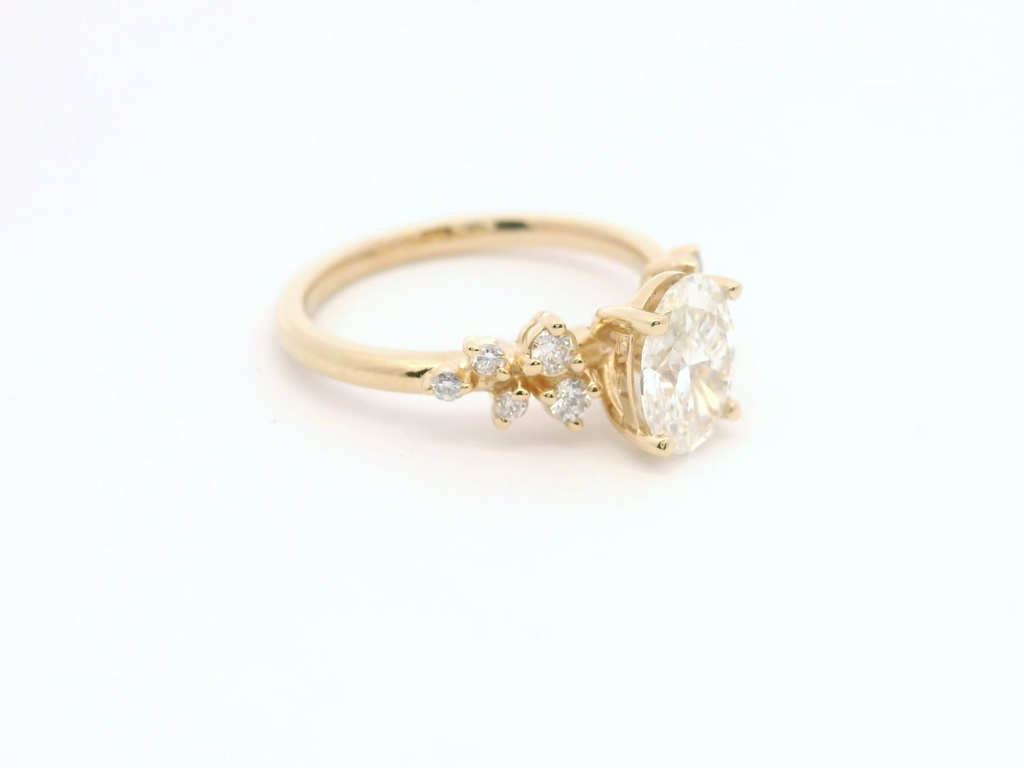Anillo Oval 1.09 cts con Churumbela Oro Amarillo 14k