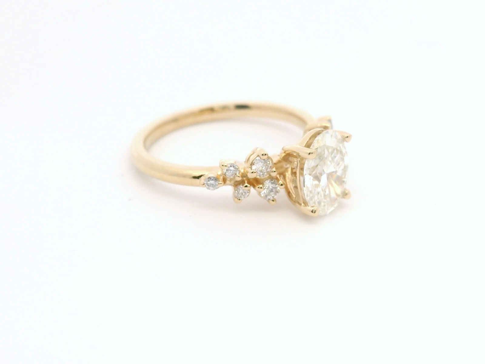 Anillo Oval 1.09 cts con Churumbela Oro Amarillo 14k