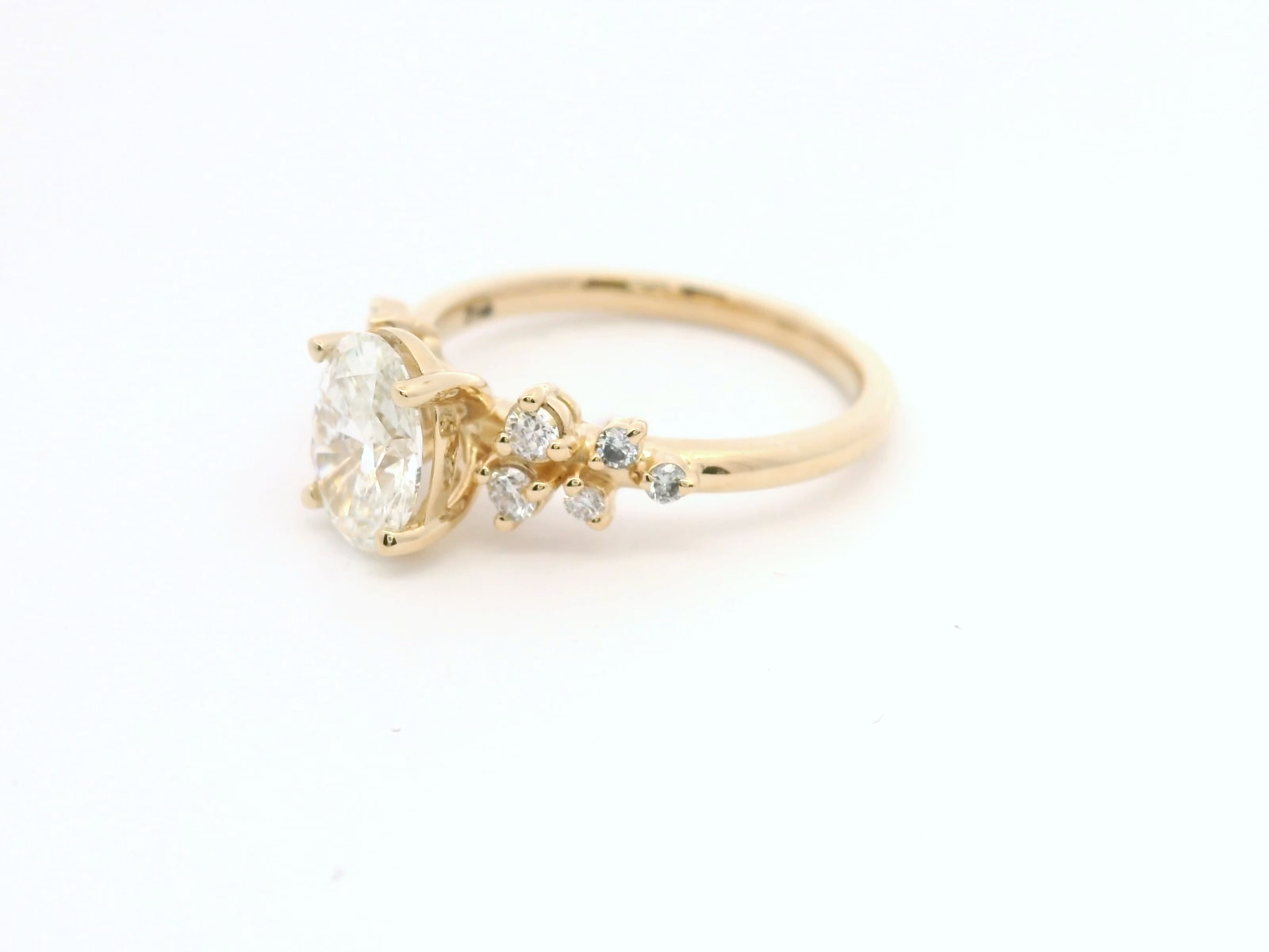 Anillo Oval 1.09 cts con Churumbela Oro Amarillo 14k