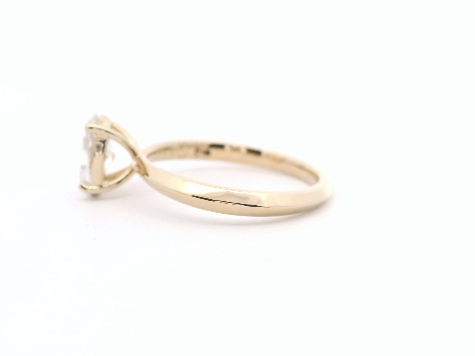 Anillo Oval 0.92 cts Oro Amarillo 14k