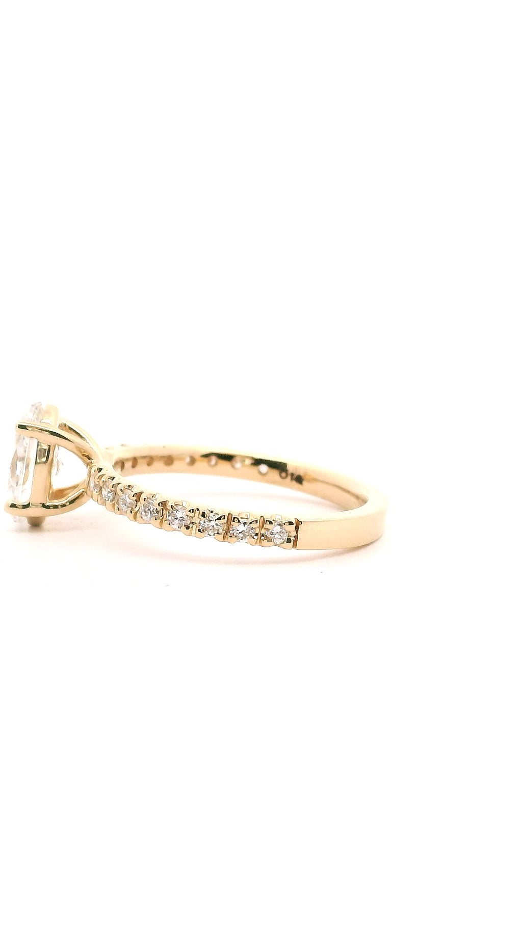 Anillo Oval 1.01 cts con Churumbela Oro Amarillo 14k